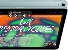 iPad Air, dont la caméra 12MP Center Stage affiche une personne dans FaceTime, devant un autre iPad Air présentant la face arrière et la caméra