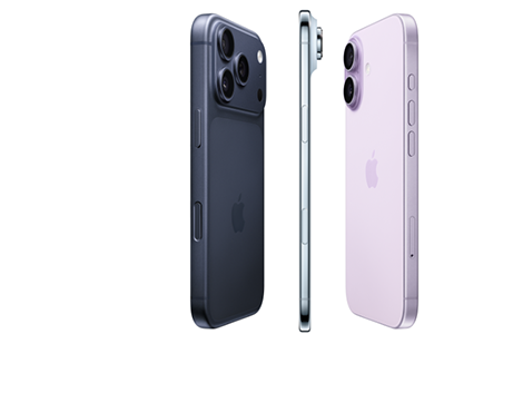 iPhone&nbsp;17e rose pastel avec Porte-cartes en tissage fin violet nuit, iPhone&nbsp;17e noir avec chargeur MagSafe, iPhone&nbsp;17e blanc dans une coque transparente avec MagSafe