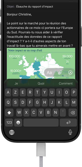 iPhone 18 Pro, noir, branché sur un chargeur, écran affichant un e-mail professionnel dans Mail