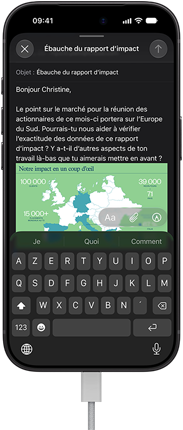 iPhone 18 Pro, noir, branché sur un chargeur, écran affichant un e-mail professionnel dans Mail