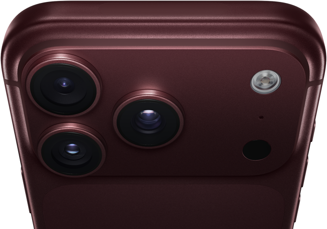 iPhone 18 Pro Max, finition bordeaux (rouge foncé), face arrière, système caméra Pro Fusion au sommet, 3 objectifs, lamelles d’ouverture variable partiellement fermées, flash, micro et scanner LiDAR, face supérieure, antenne cellulaire, côtés plats, bords arrondis