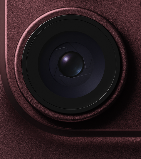 Objectif à ouverture variable de la caméra principale présenté sur un iPhone 18 Pro bordeaux