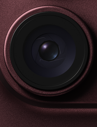 Objectif à ouverture variable de la caméra principale présenté sur un iPhone 18 Pro bordeaux