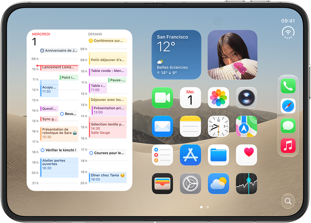 iPhone Duo, ouvert en mode paysage, sur la gauche un widget de calendrier, sur la droite l’écran d’accueil d’iOS