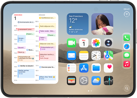 iPhone Duo, ouvert en mode paysage, sur la gauche un widget de calendrier, sur la droite l’écran d’accueil d’iOS