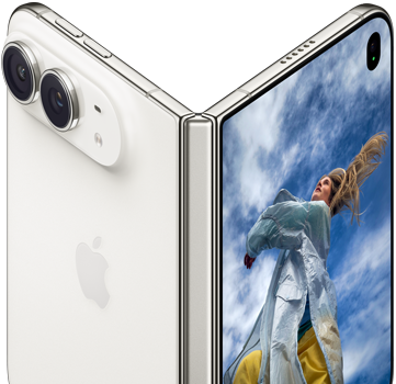 iPhone Duo, entrouvert façon livre avec son mécanisme de charnière au centre ; le volet extérieur arrière gauche arbore un logo Apple et la double caméra, l’écran externe droit montre le portrait d’une personne blonde