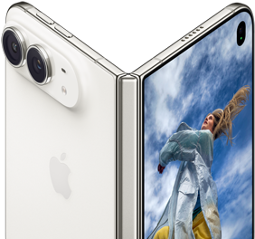iPhone Duo, entrouvert façon livre avec son mécanisme de charnière au centre ; le volet extérieur arrière gauche arbore un logo Apple et la double caméra, l’écran externe droit montre le portrait d’une personne blonde