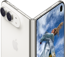 iPhone Duo, entrouvert façon livre avec son mécanisme de charnière au centre ; le volet extérieur arrière gauche arbore un logo Apple et la double caméra, l’écran externe droit montre le portrait d’une personne blonde