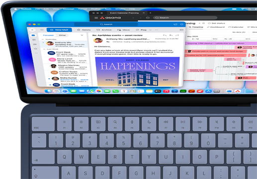 MacBook Neo, couleur indigo, une personne utilise ce MacBook en mode multitâche pour consulter ses e-mails avec Outlook et suivre le planning d’un projet avec Asana
