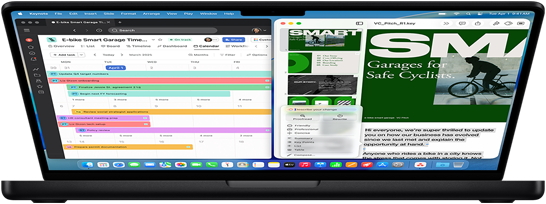 MacBook Pro partiellement ouvert affichant deux documents en écran partagé